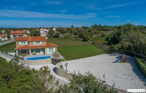 una vista aerea di una casa con parco giochi di Matea a Marčana