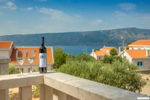 eine Flasche Wein auf dem Vorsprung eines Balkons in der Unterkunft Milla Hvar in Rudina