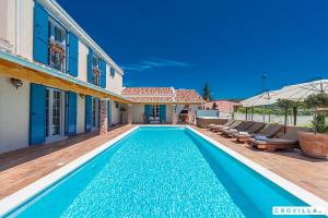 een zwembad in de achtertuin van een huis bij Mek in Pridraga