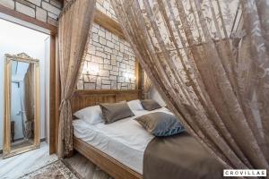 een slaapkamer met een hemelbed en een spiegel bij Mek in Pridraga +40 foto's