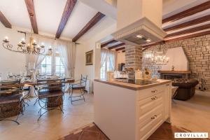 een keuken en eetkamer met een eettafel bij Mek in Pridraga