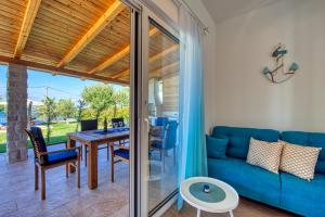 ein Wohnzimmer mit einem blauen Sofa und einem Tisch in der Unterkunft Muntan in Kraj