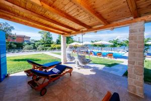 eine Terrasse mit Schaukel und Swimmingpool in der Unterkunft Muntan in Kraj