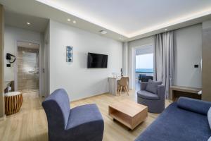 Μια τηλεόραση ή/και κέντρο ψυχαγωγίας στο Nicolas Grand Suites, Adults Only