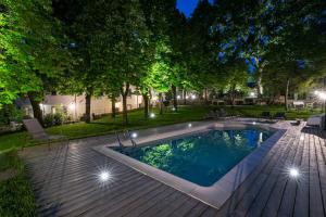 einen Pool im Garten mit Holzterrasse in der Unterkunft L'Arboreto in Poppi