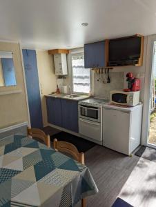 Η κουζίνα ή μικρή κουζίνα στο Mobilhome Ile d'Oléron La Cotinière camping 3 étoiles prêt de 3 vélos inclus piscine et plage à 200m