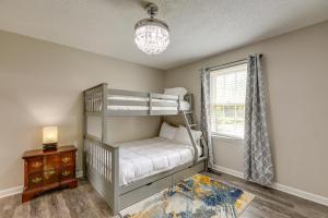 1 dormitorio con litera y ventana en Powder Springs Getaway - Patio and Lake Access! en Powder Springs