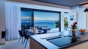 una cucina e un soggiorno con vista sull'oceano di Medveja a Medveja
