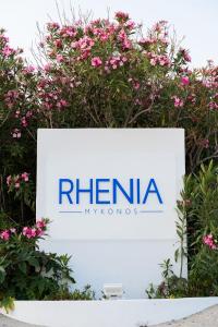 Um certificado, prêmio, placa ou outro documento exibido em Rhenia Hotel