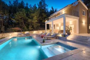 una piscina frente a una casa en Vara, en Premantura