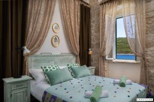 a bedroom with a bed with stuffed animals on it at Vis in Vis