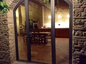 a dining room and kitchen with sliding glass doors at Il Fienile Sotto L'Arco in Tavarnelle Val di Pesa