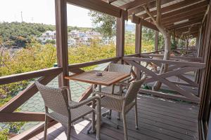 einen Holztisch und Stühle auf einer Veranda in der Unterkunft ForYou OtuzBeş in Izmir