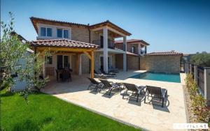 Bazén v ubytování Vespera nebo v jeho okolí