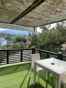 een witte tafel en stoelen op een balkon met uitzicht bij ForYou OtuzBeş in Izmir