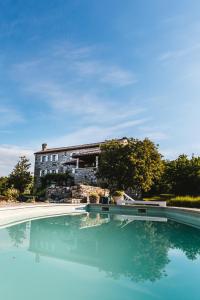 Bazén v ubytování Vigini nebo v jeho okolí