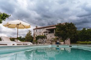 Bazén v ubytování Vigini nebo v jeho okolí + 15 fotografií