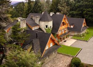 una vista aérea de una casa grande en Hotel Tunquelén en San Carlos de Bariloche