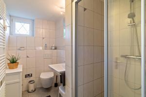 ビューラータールにあるMerzel's schöne Aussichtのバスルーム(シャワー、トイレ、シンク付)