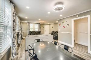 Ảnh trong thư viện ảnh của 1 Mi to Broadway at the Beach Home with Porch! ở Myrtle Beach