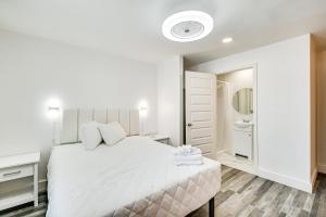 Giường trong phòng chung tại 1 Mi to Broadway at the Beach Home with Porch!