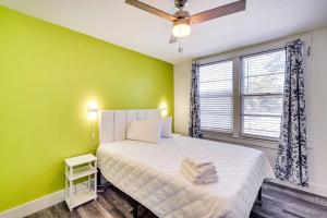 Un dormitorio con una cama con paredes verdes y una ventana en Myrtle Beach Abode Near Amusement Parks and Beaches!, en Myrtle Beach