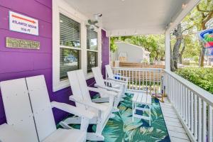 Ban công/sân hiên tại 1 Mi to Broadway at the Beach Home with Porch!