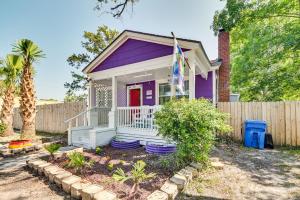 una casa púrpura con una valla en Myrtle Beach Abode Near Amusement Parks and Beaches!, en Myrtle Beach