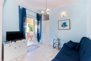 Μια τηλεόραση ή/και κέντρο ψυχαγωγίας στο Apartments Rada i Stanislav