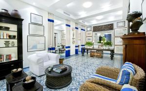a living room filled with furniture and a table at Casas del XVI in Santo Domingo