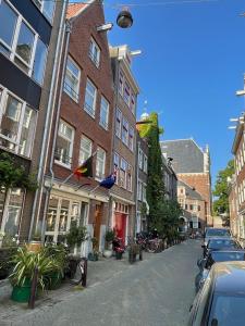 阿姆斯特丹的住宿－Amsterdam-bnb，街道上拥有建筑和汽车的街道