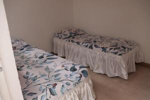 سرير أو أسرّة في غرفة في Casa Hotel Alaska