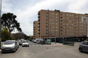 un estacionamiento con autos estacionados frente a un edificio en PISO 4 HABITACIONES BURJASOT, en Burjasot