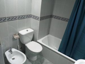 Kúpeľňa v ubytovaní PISO 4 HABITACIONES BURJASOT + 6 fotografií