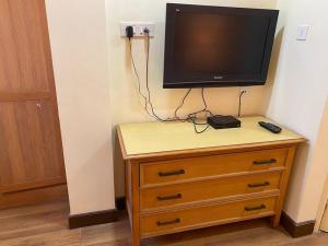 uma televisão em cima de uma cómoda num quarto em 1BHK Luxury Homestay In Betalbatim, South Goa em Marmagao