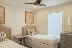 セントジョージ島にあるAquariusのベッドルーム1室(ベッド2台、シーリングファン付)