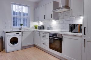 Kuchyň nebo kuchyňský kout v ubytování Birkenhead - 2 bedroom house