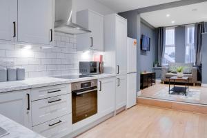 Kuchyň nebo kuchyňský kout v ubytování Birkenhead - 2 bedroom house