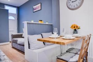 Posezení v ubytování Birkenhead - 2 bedroom house