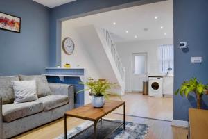 Posezení v ubytování Birkenhead - 2 bedroom house