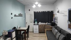 a living room with a table and chairs and a kitchen at Aeropuerto Internacional 3 de Ezeiza Hospedaje con tranfer gratis al aeropuerto de Ezeiza in Ezeiza