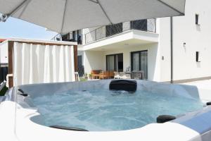 Πισίνα στο ή κοντά στο Apartment MI Čiovo with private HOT TUB and garden