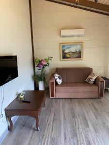ein Wohnzimmer mit einem Sofa und einem Couchtisch in der Unterkunft ForYou OtuzBeş in Izmir