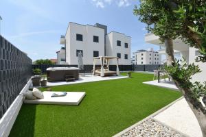 Κήπος έξω από το Apartment MI Čiovo with private HOT TUB and garden