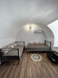 1 dormitorio con 1 cama y 1 sofá en una habitación en Nikolas House - ΤΟ ΣΠΙΤΙ ΤΟΥ ΝΙΚΟΛΑ en Archea Pissa
