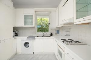 Η κουζίνα ή μικρή κουζίνα στο Phos Apartment by A&D Properties