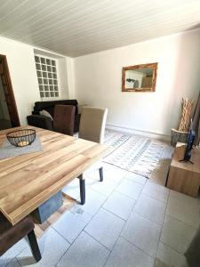 - un salon avec une table en bois et un canapé dans l'établissement Appartement Le Fort 2 Vue Montagne, à Villefranche-de-Conflent