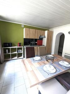 une cuisine avec une table en bois et des plaques de cuisson. dans l'établissement Appartement Le Fort 2 Vue Montagne, à Villefranche-de-Conflent