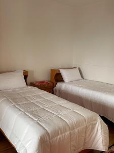 twee bedden naast elkaar in een kamer bij Vila 8 Kruje in Krujë