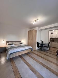 um quarto com uma cama grande e uma secretária em APARTMANI PALME em Funtana